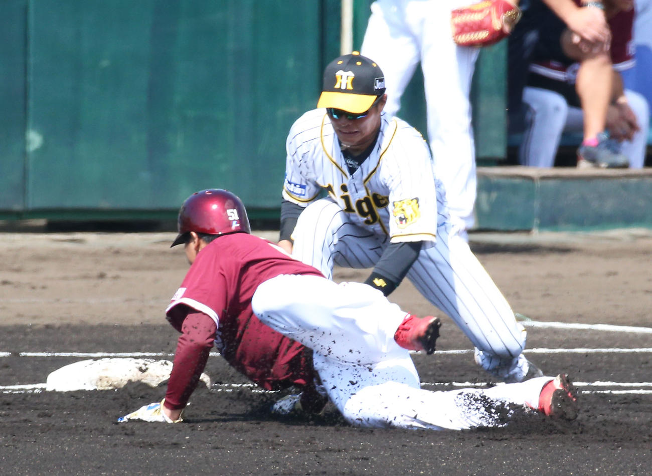 練習試合・阪神対楽天　1回表楽天1死一塁、一塁手北條史也（右）は捕手原口文仁からけん制を受け一走小郷裕哉をタッチしアウトにする（撮影・上山淳一）