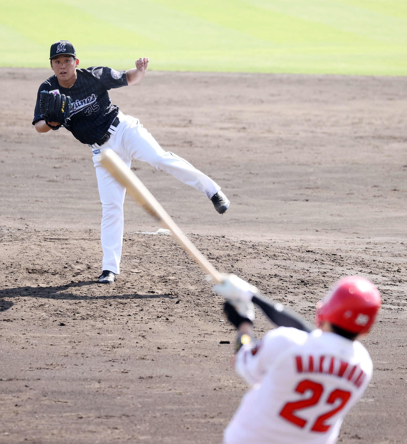 広島対ロッテ　5回裏広島2死1塁、中村奨（手前）を右飛に取るロッテ鈴木（撮影・鈴木正人）