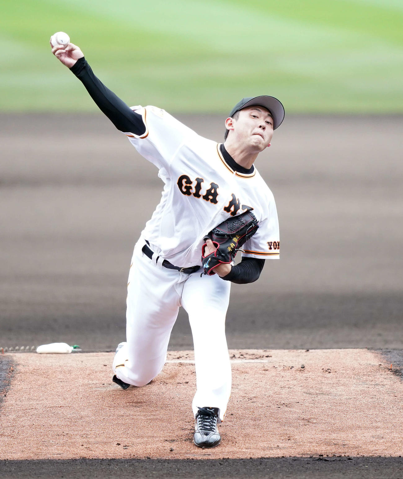 巨人対広島　先発し力投する巨人平内（撮影・鈴木みどり）