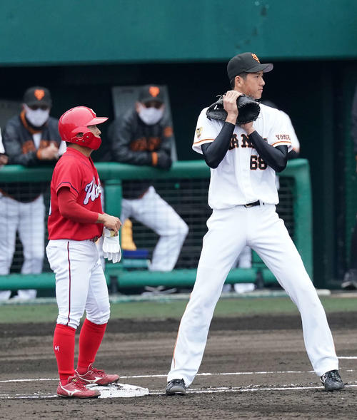 巨人対広島　3回表広島1死一塁、四球で塁に出た羽月（左）と一塁手秋広（撮影・江口和貴）