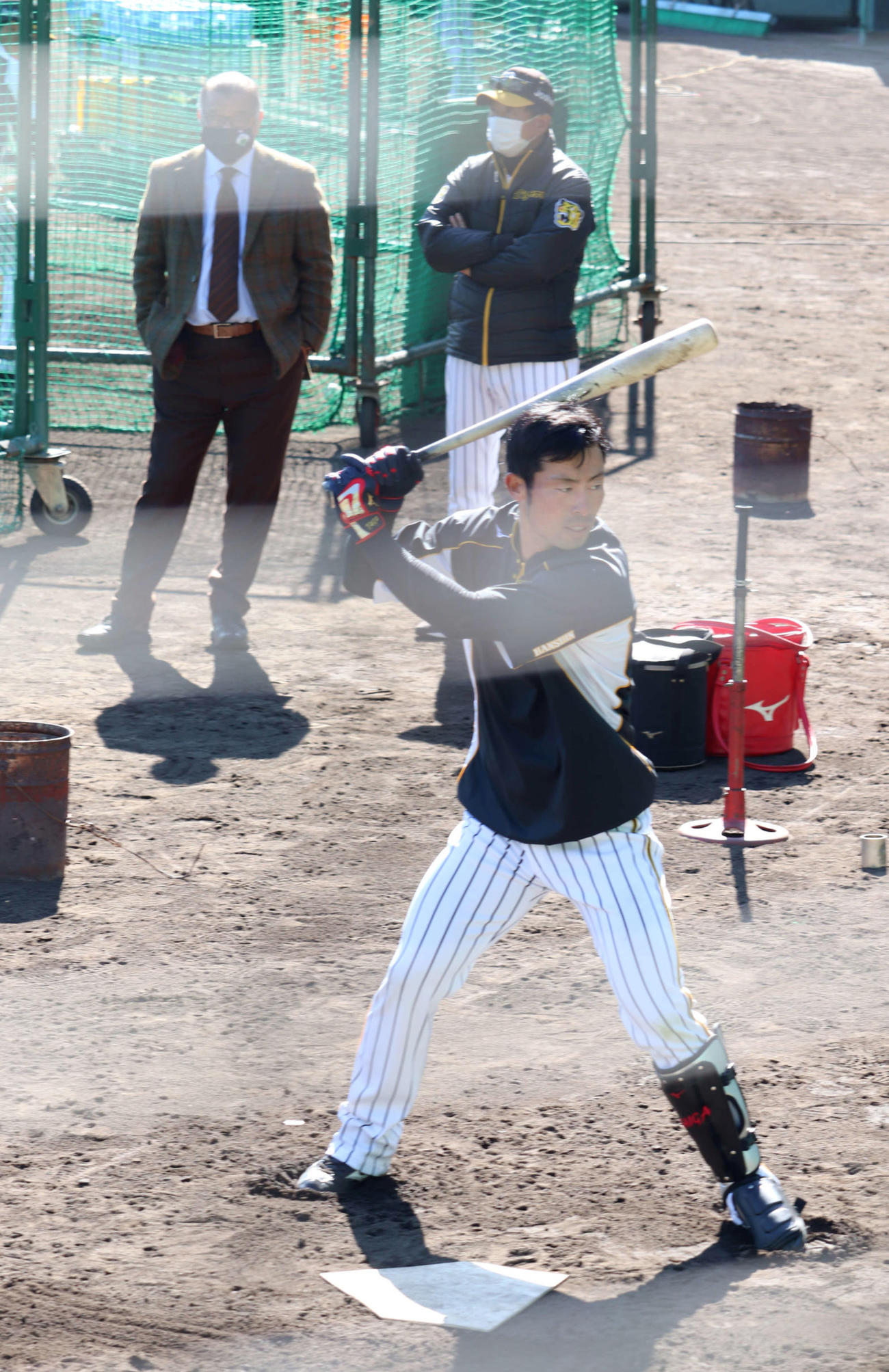 江越を指導する阪神HLTの掛布雅之氏（後列左）、右は平田2軍監督
