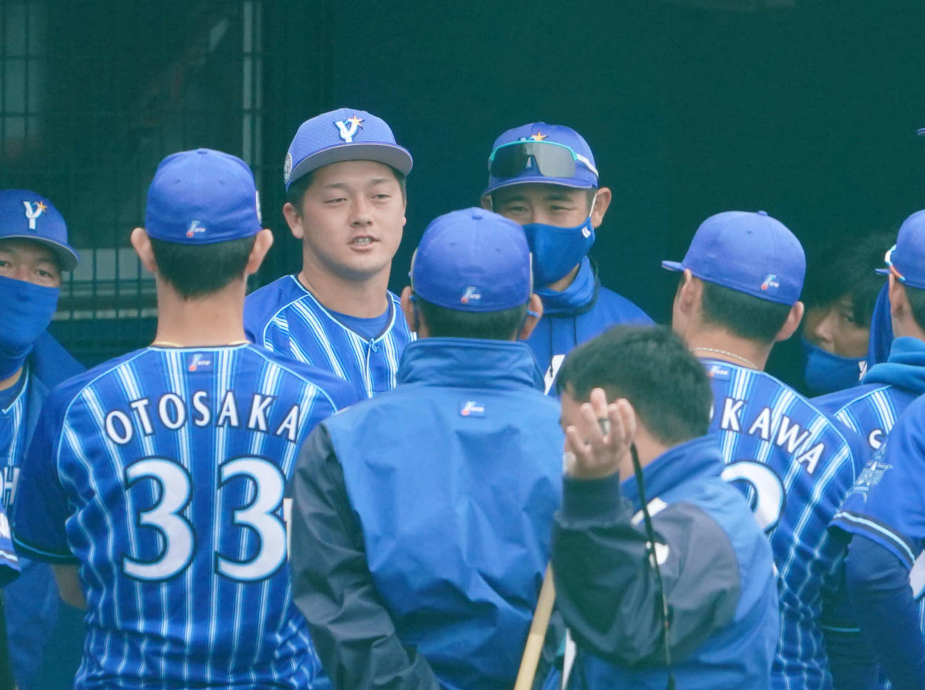 ヤクルト対DeNA　試合前円陣で声出しをするDeNA牧（左から3人目）（撮影・横山健太）