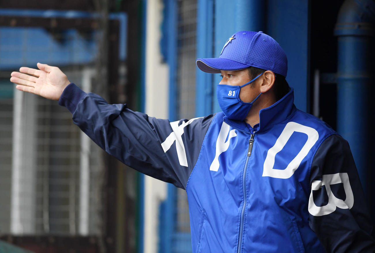 ヤクルト対DeNA 5回表DeNA2死、代打を伝える三浦監督（撮影・横山健太）
