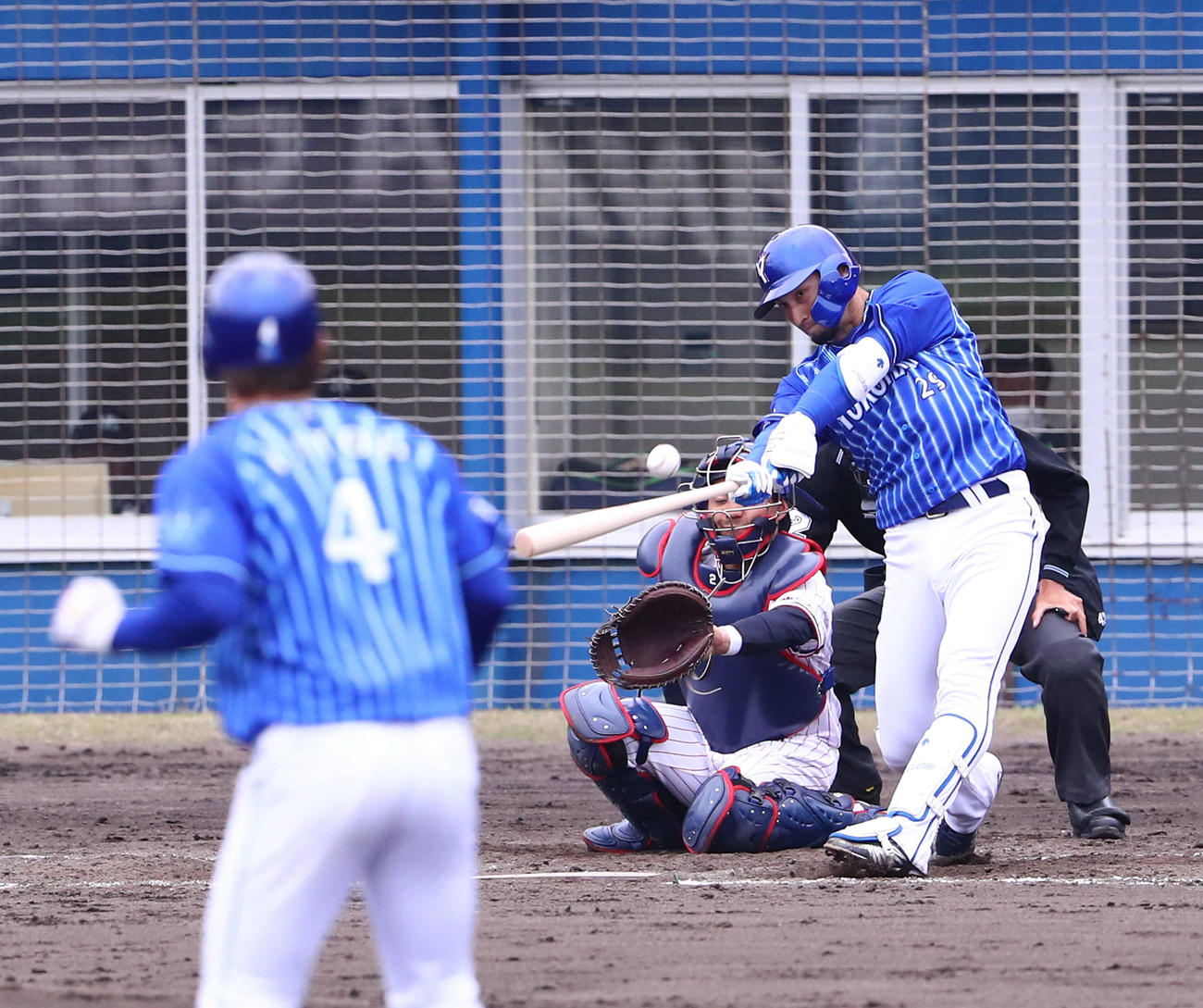 ヤクルト対DeNA 5回表DeNA無死満塁、同点の左犠飛を放つ伊藤光。手前左は二塁走者伊藤裕（撮影・河田真司）