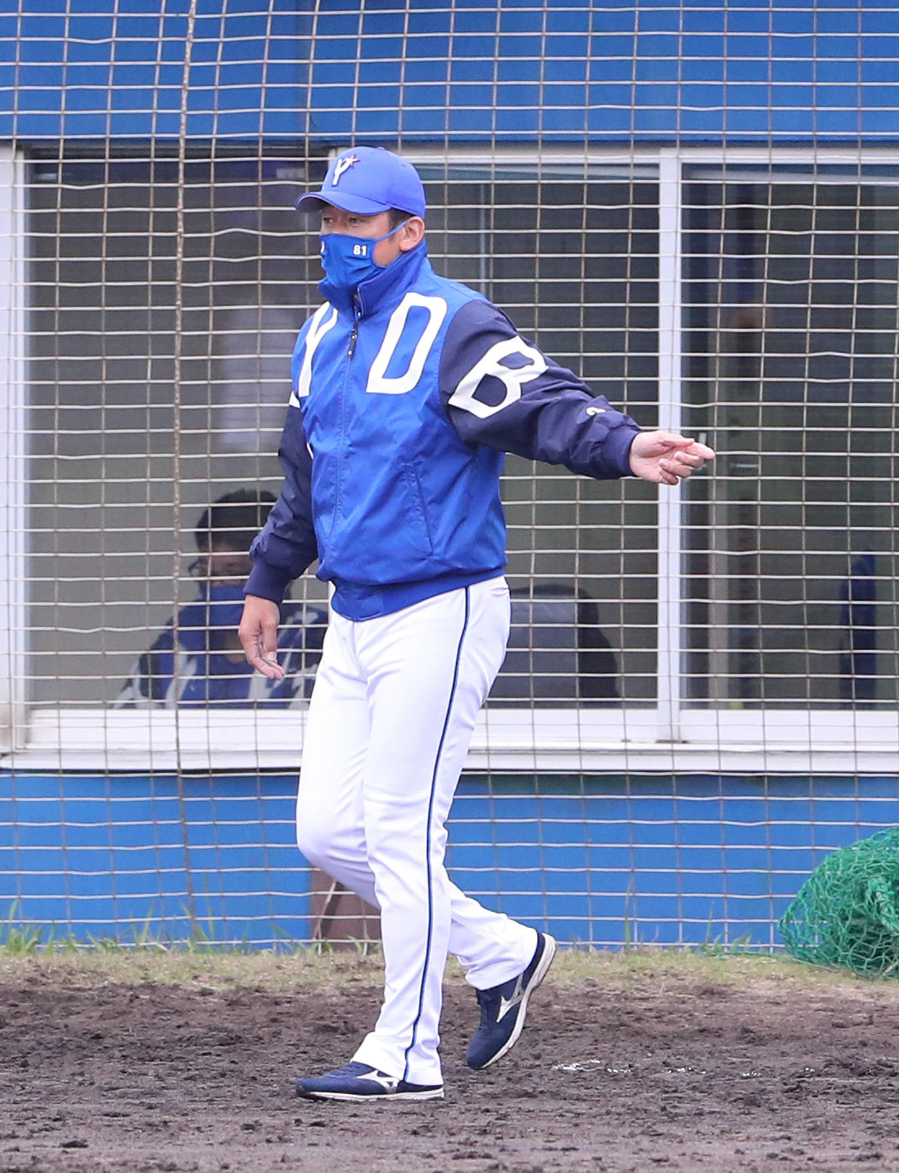 ヤクルト対DeNA 8回表DeNAの攻撃を終え、選手交代を告げる三浦監督（撮影・河田真司）