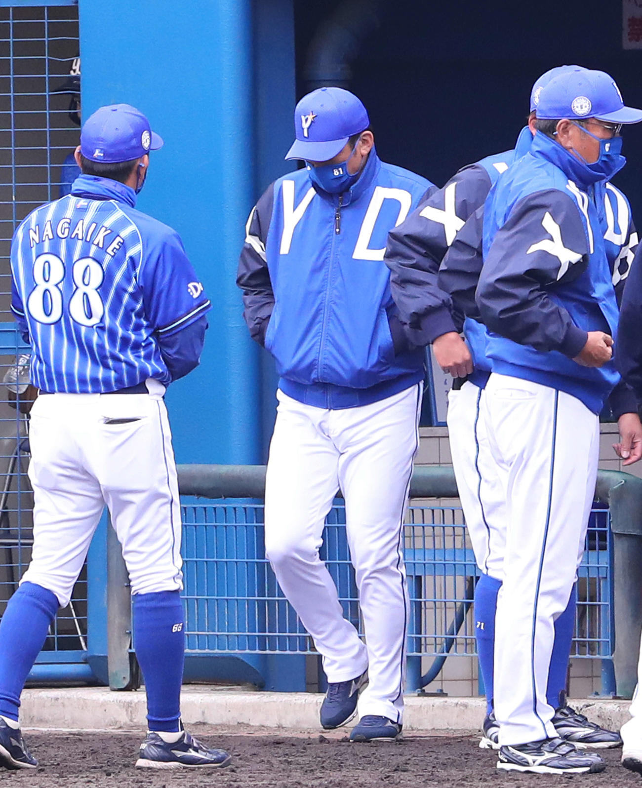 ヤクルト対DeNA　ヤクルトに2－1で敗れうつむく三浦監督（撮影・河田真司）