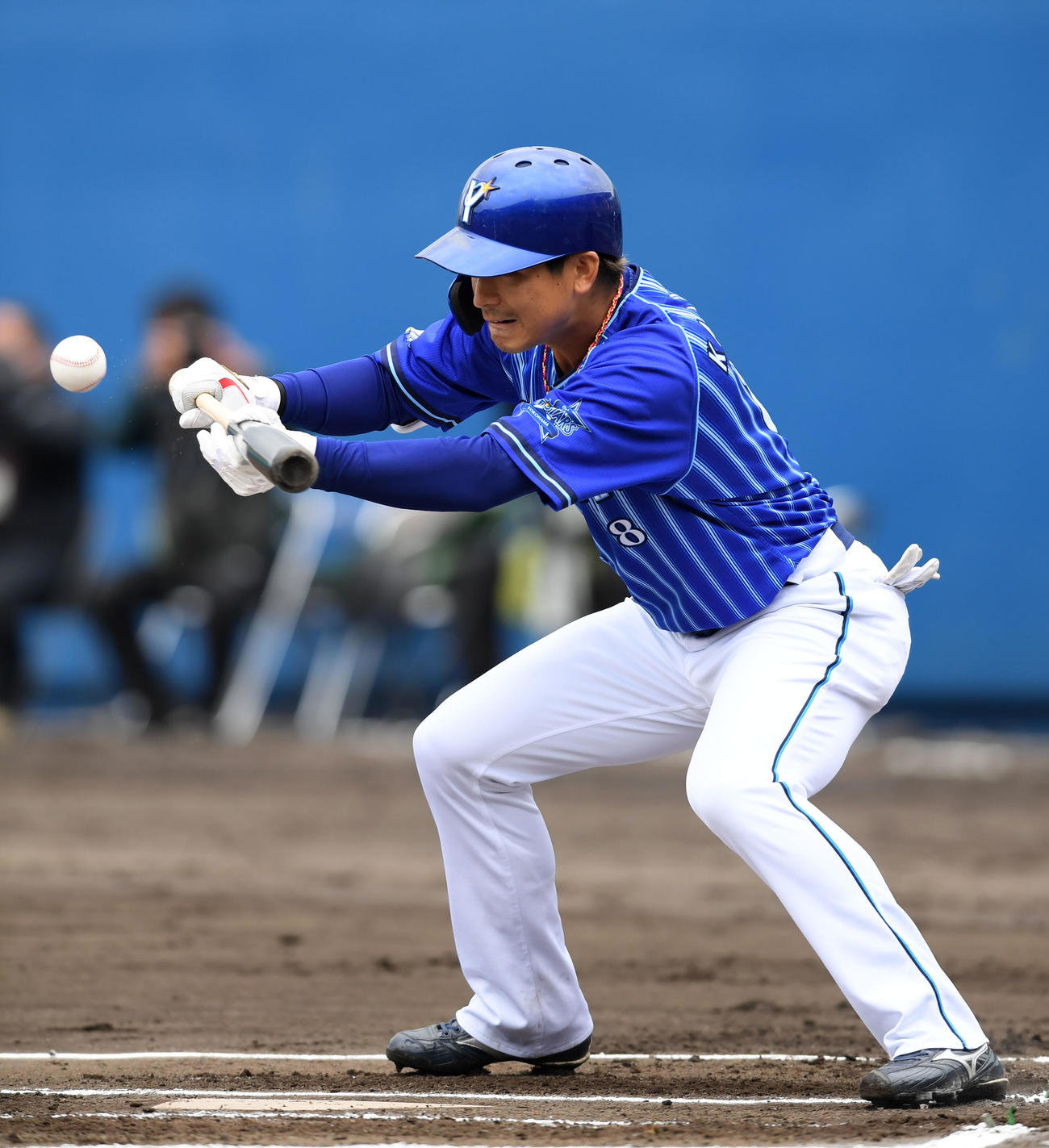 ヤクルト対DeNA 1回表DeNA無死二塁、投犠打を決める神里（撮影・横山健太）