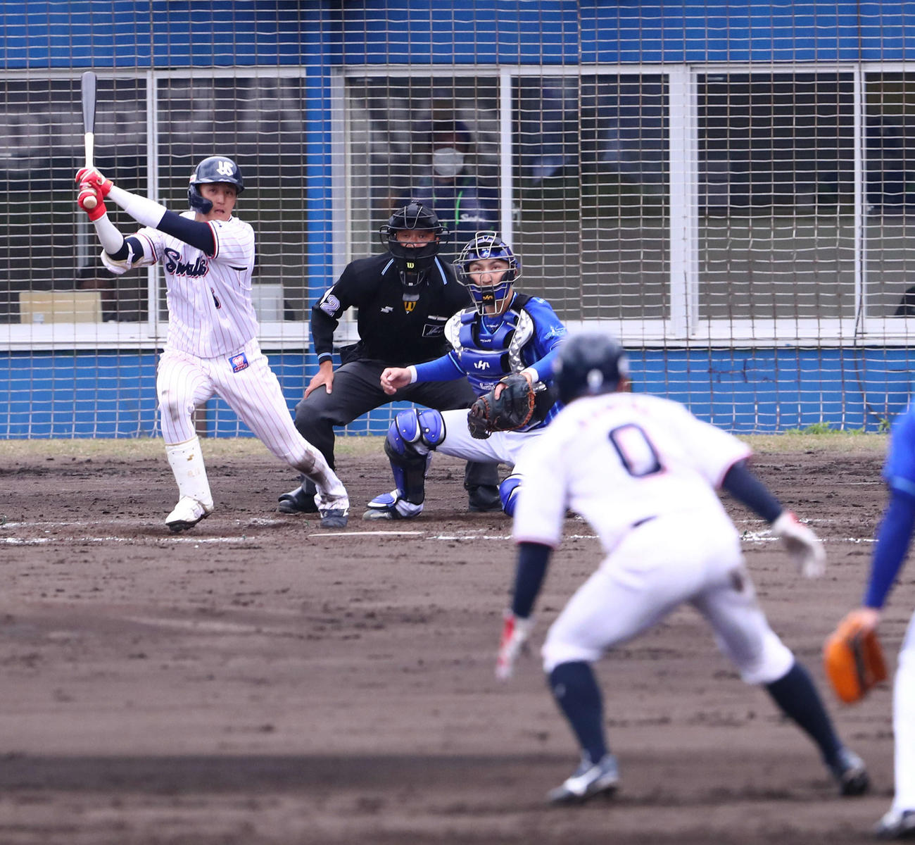 ヤクルト対DeNA 4回裏ヤクルト2死二塁、中越えに先制適時二塁打を放つ元山。手前右は二塁走者並木（撮影・河田真司）