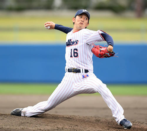 ヤクルト対DeNA 7回表から登板したヤクルト原（撮影・横山健太）