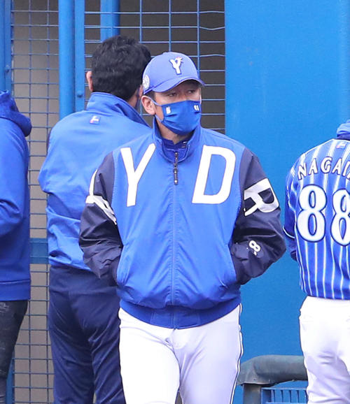 ヤクルト対DeNA　ヤクルトに2－1で敗れ、浮かない表情の三浦監督（撮影・河田真司）