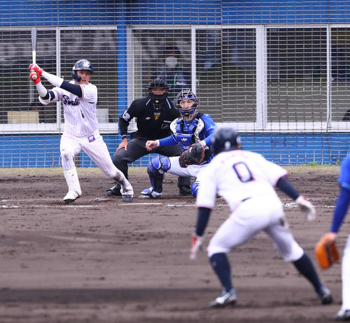 ヤクルト対DeNA 4回裏ヤクルト2死二塁、中越えに先制適時二塁打を放つ元山。手前右は二塁走者並木（撮影・河田真司）