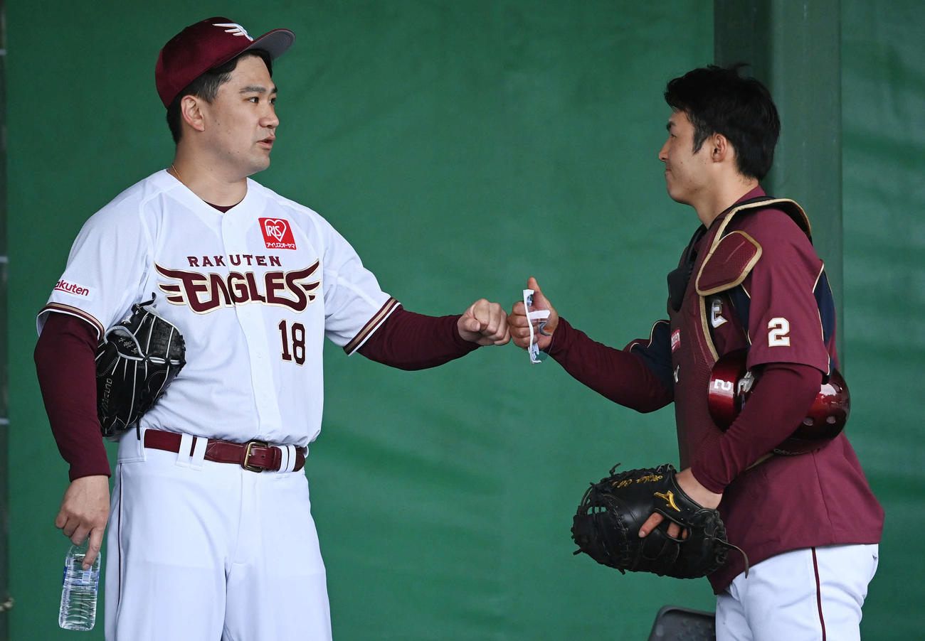 ブルペン投球を終えた楽天田中将（左）は太田とグータッチ（撮影・山崎安昭）