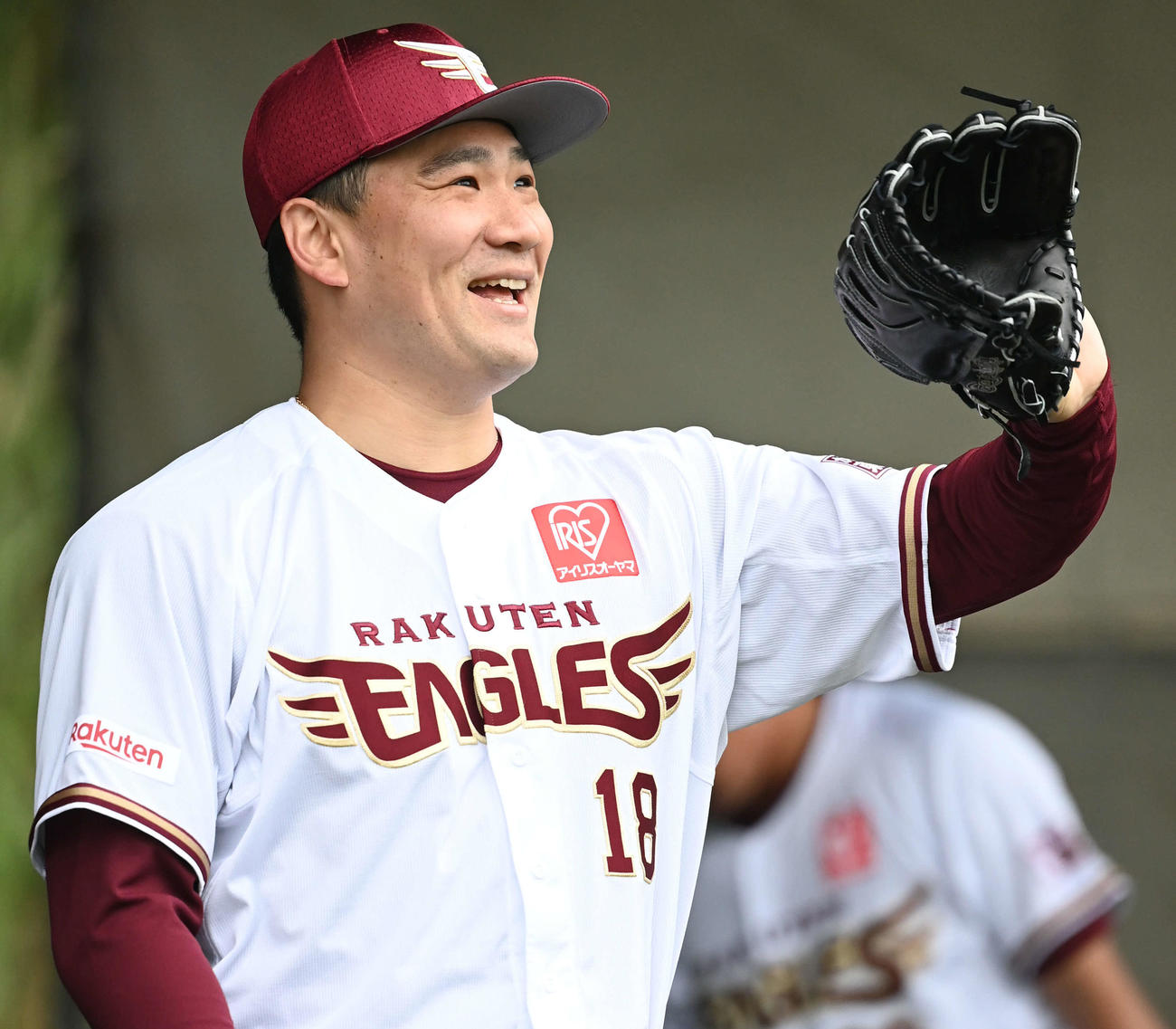 ブルペンで笑顔を見せる楽天田中将（撮影・山崎安昭）