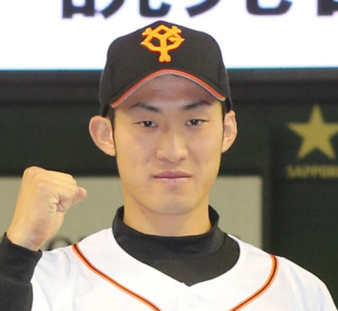 13年、巨人の新入団選手発表に臨んだ青山誠氏