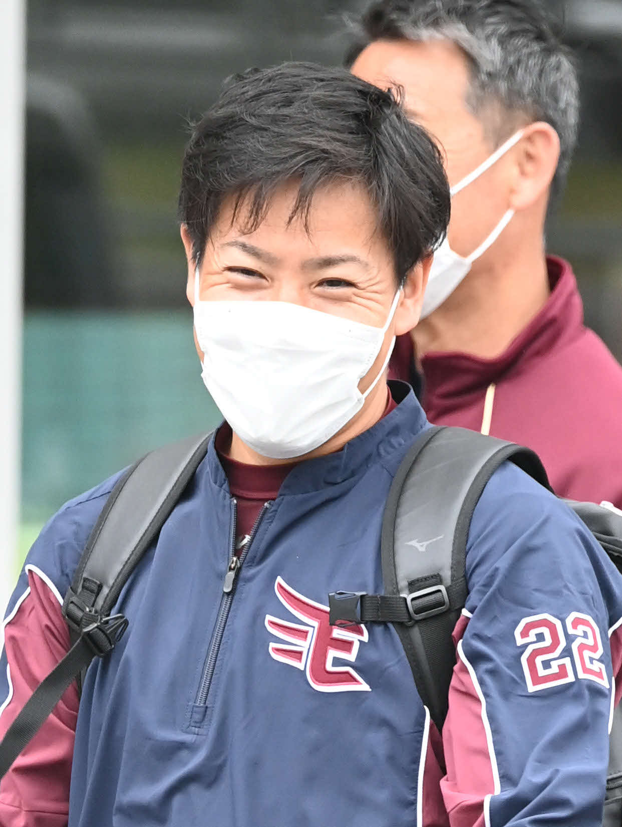 練習を終えて引き揚げる楽天牧田（撮影・山崎安昭）