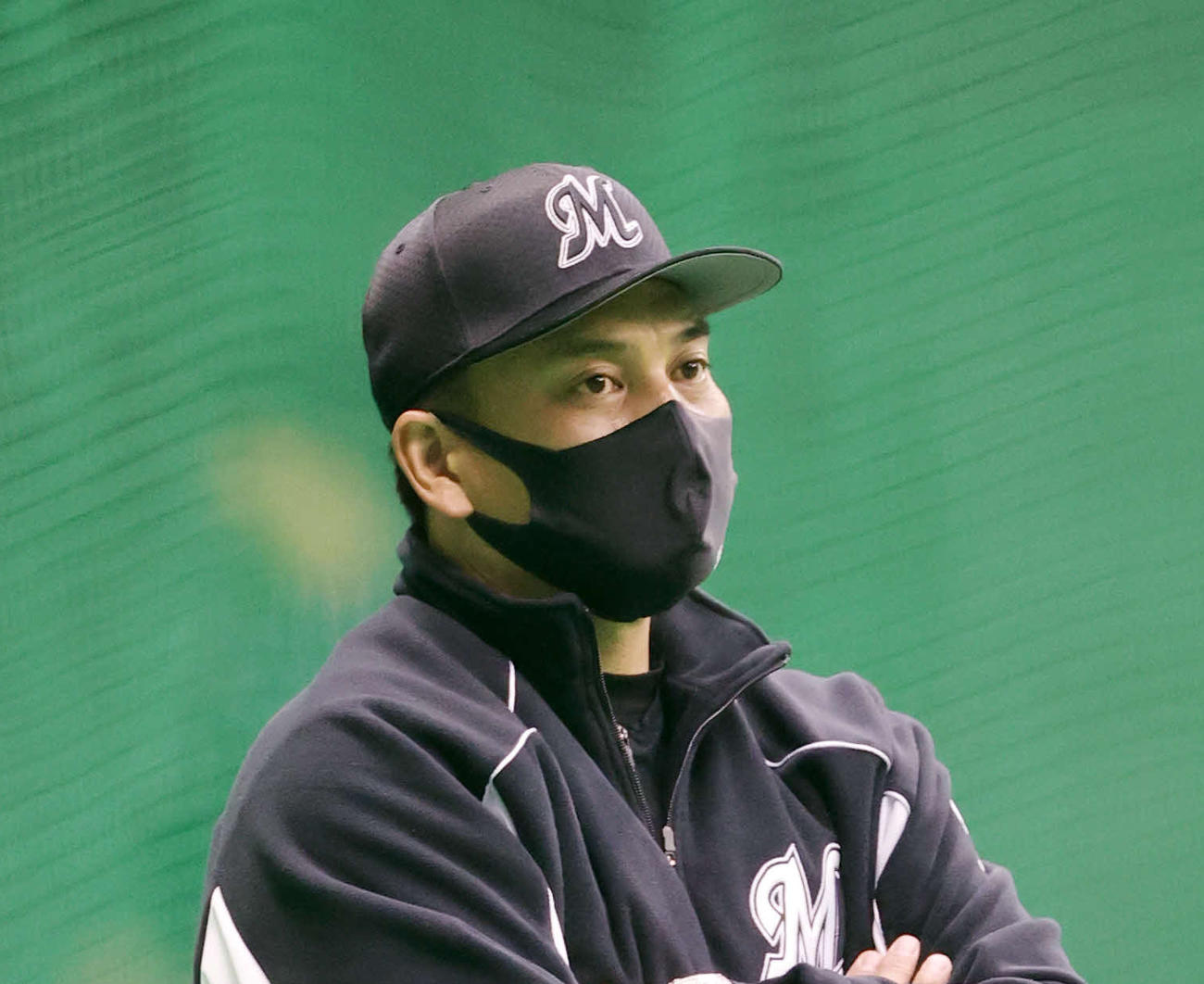 練習を見つめるロッテ井口監督（撮影・鈴木正人）