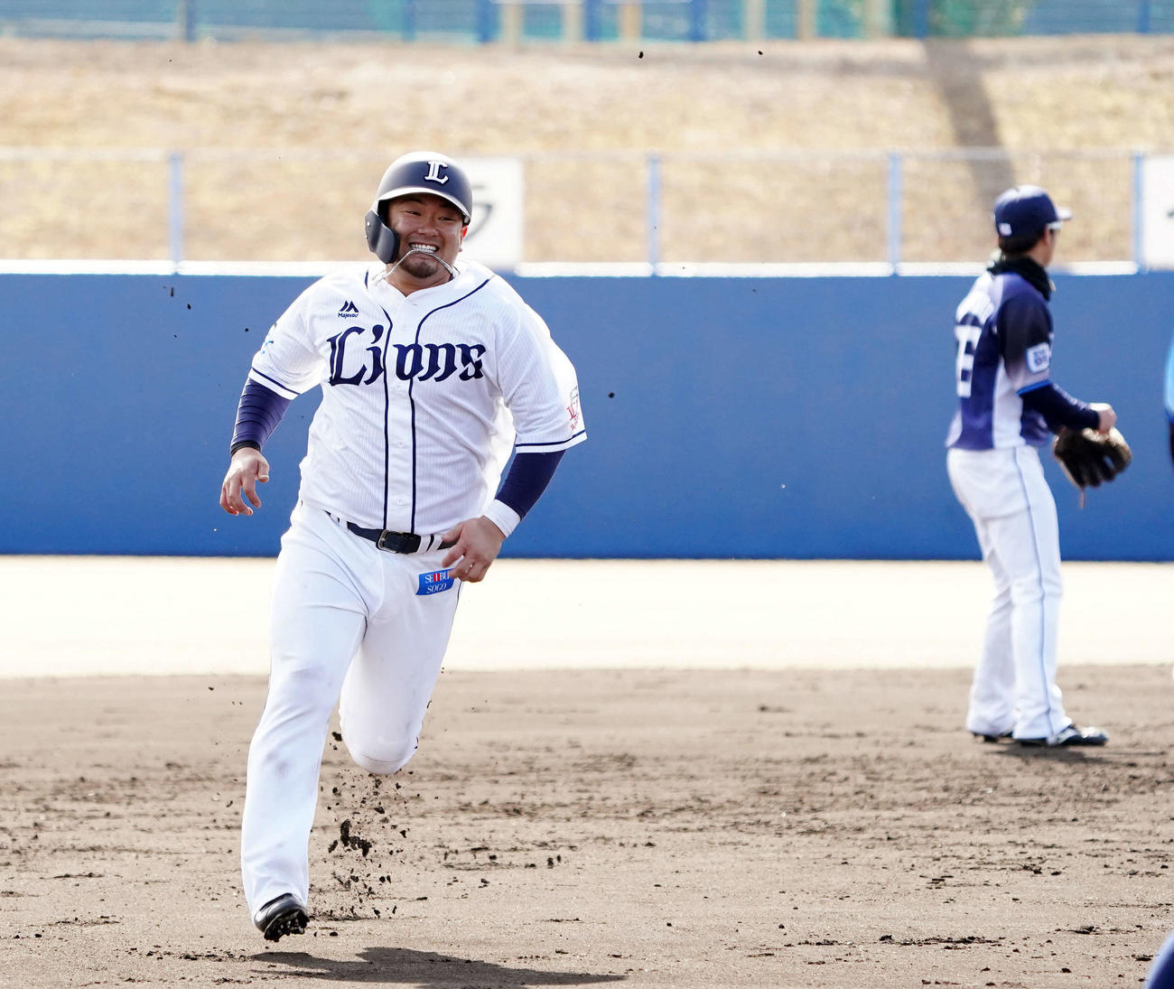 3回裏白組1死一塁、山野辺の二塁打から三塁へ走る森（撮影・滝沢徹郎）