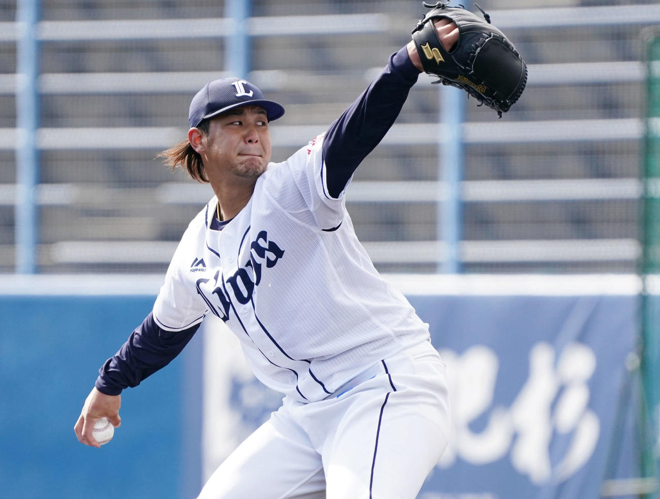 紅白戦の白組先発で投球する西武高橋（撮影・滝沢徹郎）