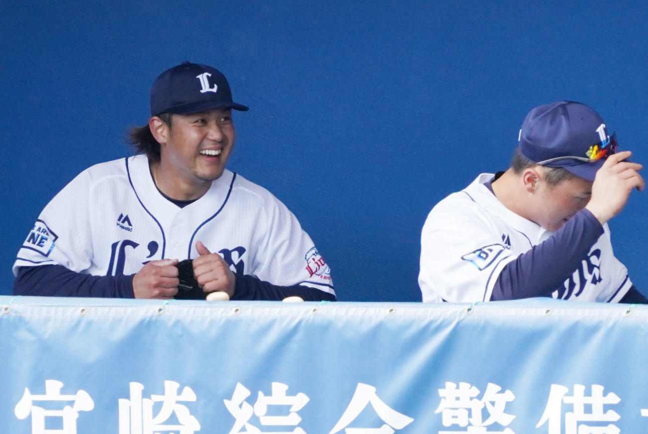 紅白戦の白組先発で好投しベンチで笑顔の西武高橋（左）（撮影・滝沢徹郎）