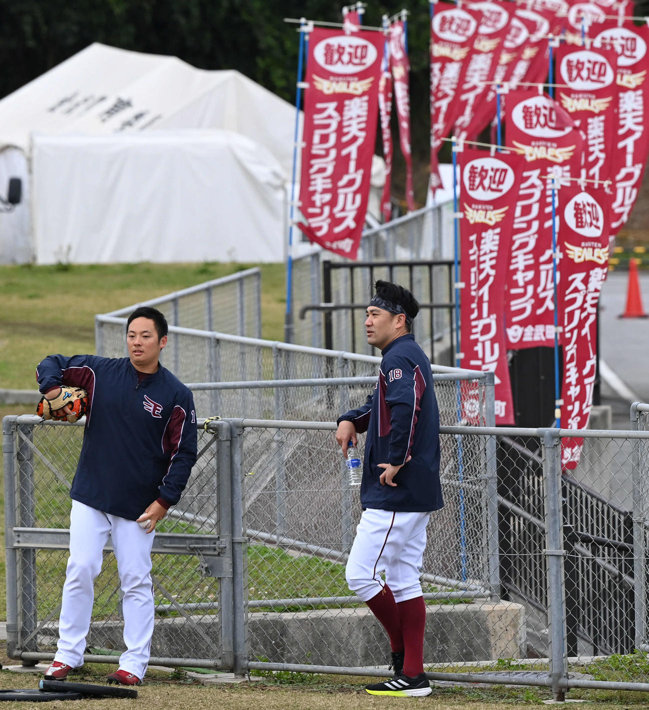 練習の合間に話し込む楽天松井（左）と田中将（撮影・山崎安昭）