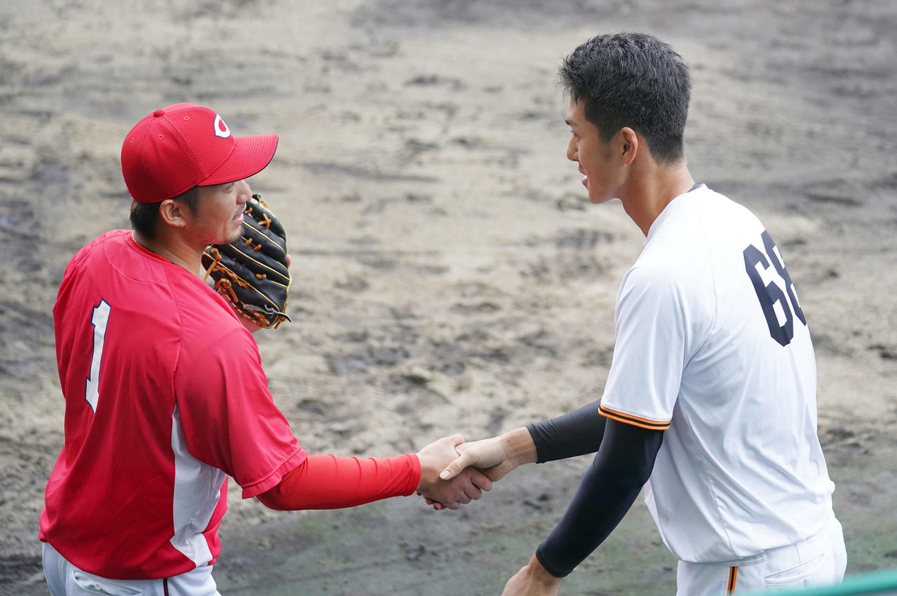 広島鈴木誠（左）にあいさつする巨人秋広（撮影・鈴木みどり）