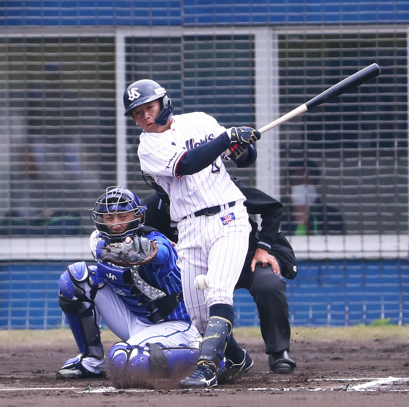 ヤクルト対DeNA 1回裏ヤクルト無死、三塁内野安打を放つヤクルト並木。捕手伊藤光（撮影・河田真司）