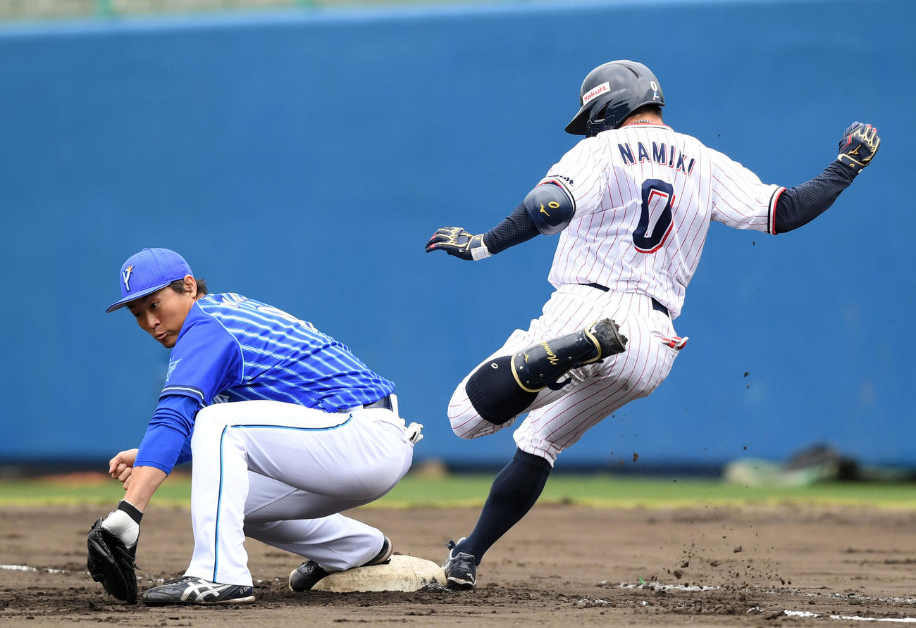 ヤクルト対DeNA 1回裏ヤクルト無死、快速を飛ばし三塁への内野安打で出塁する並木（撮影・横山健太）