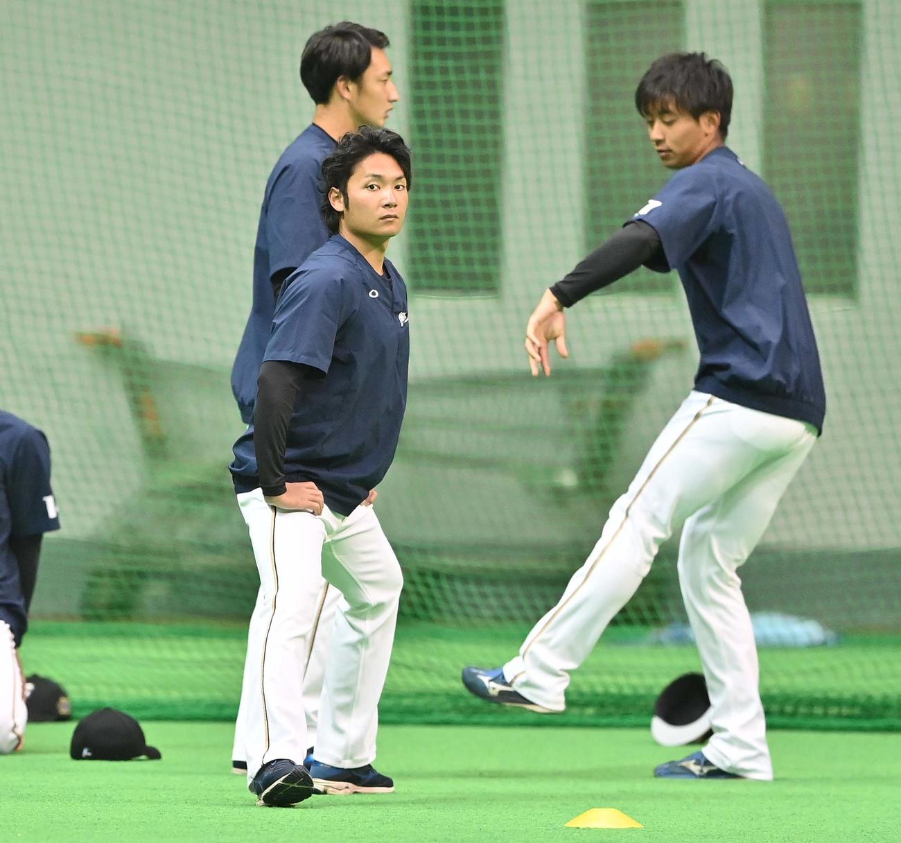 室内練習場でアップする伊藤大海（左）（代表撮影）