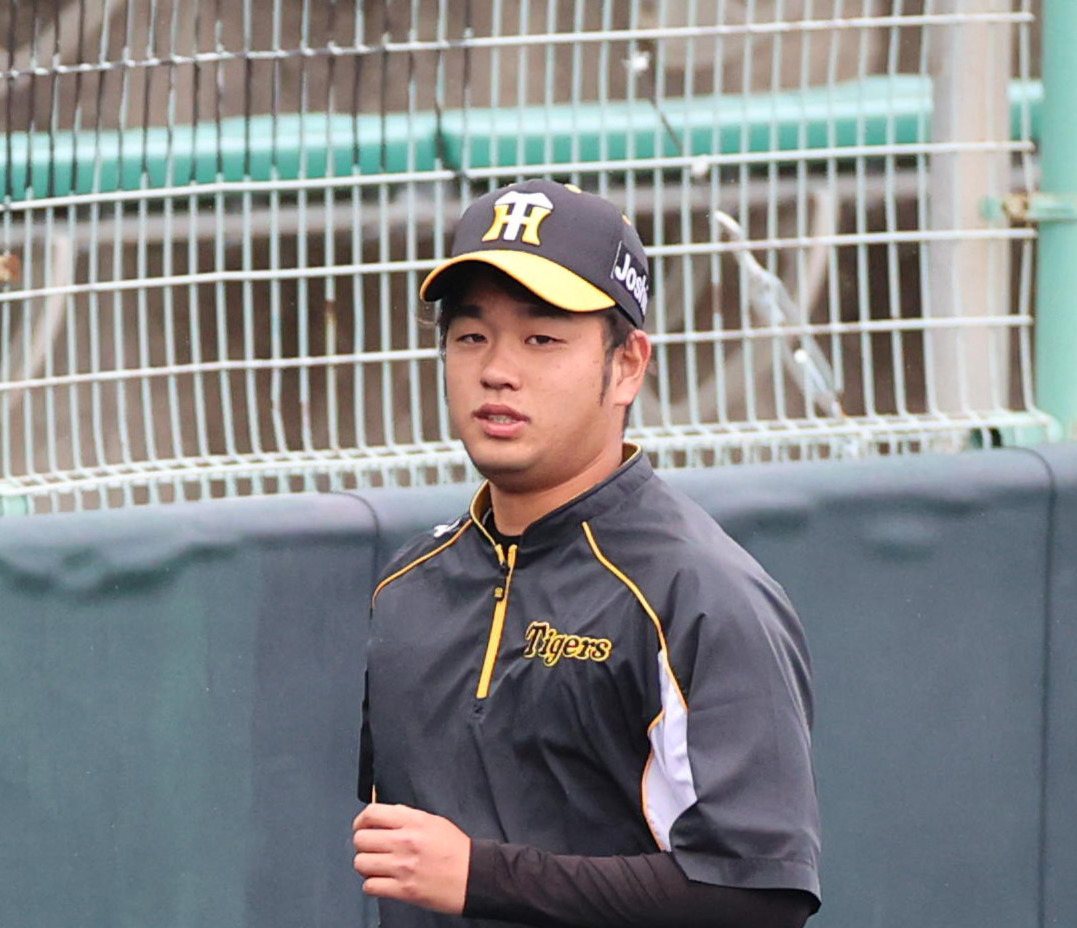 メイン球場に移動する高橋遥人（撮影・清水貴仁）