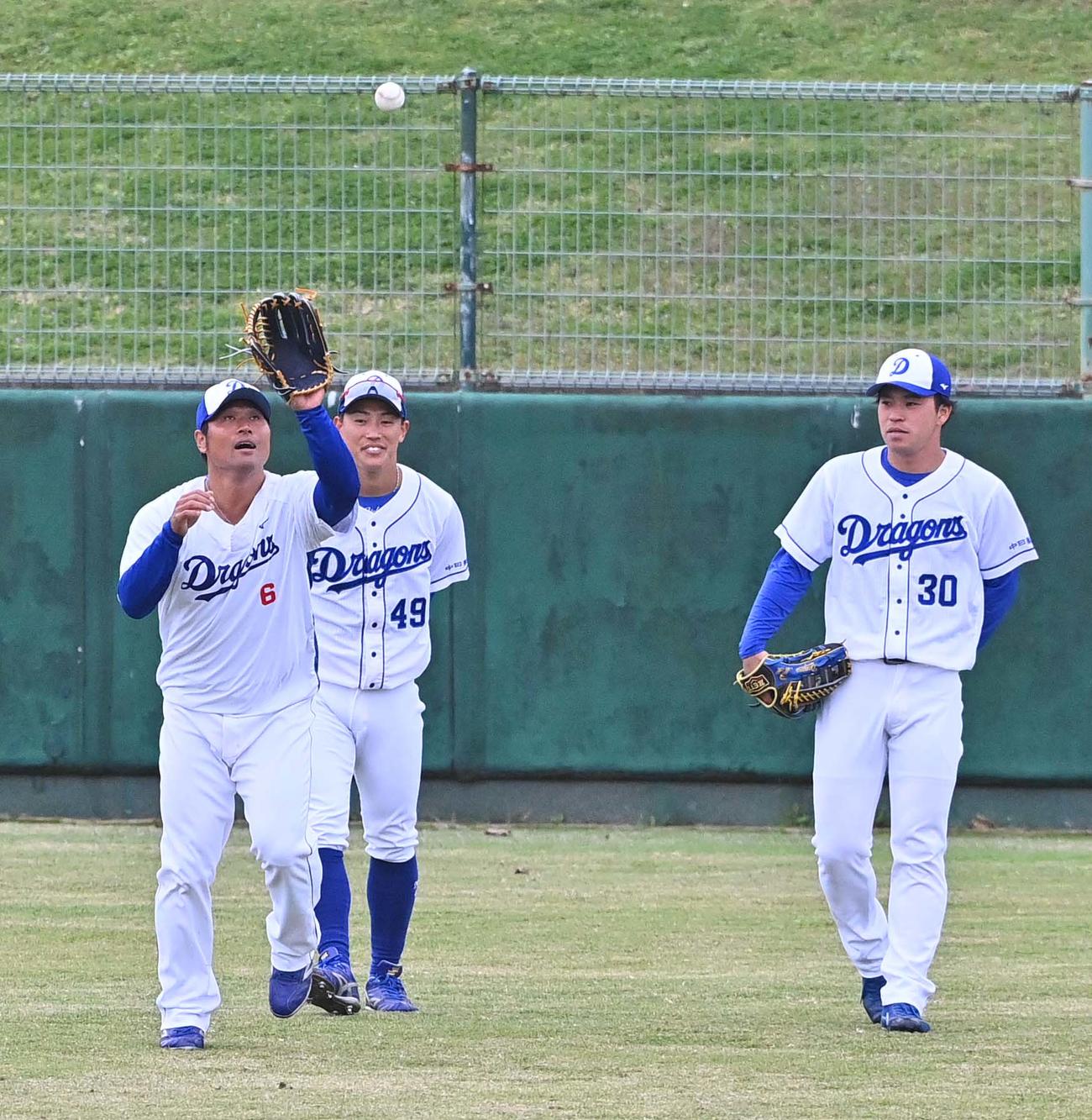 外野ノックを受ける平田良介（左）（撮影・上田博志）
