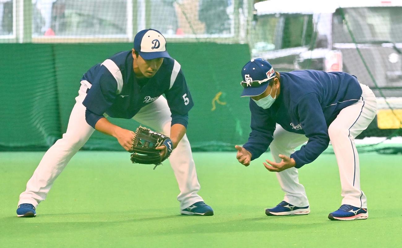 室内練習場で守備練習をする阿部寿樹（左）に指導する立浪和義臨時コーチ（撮影・上田博志）