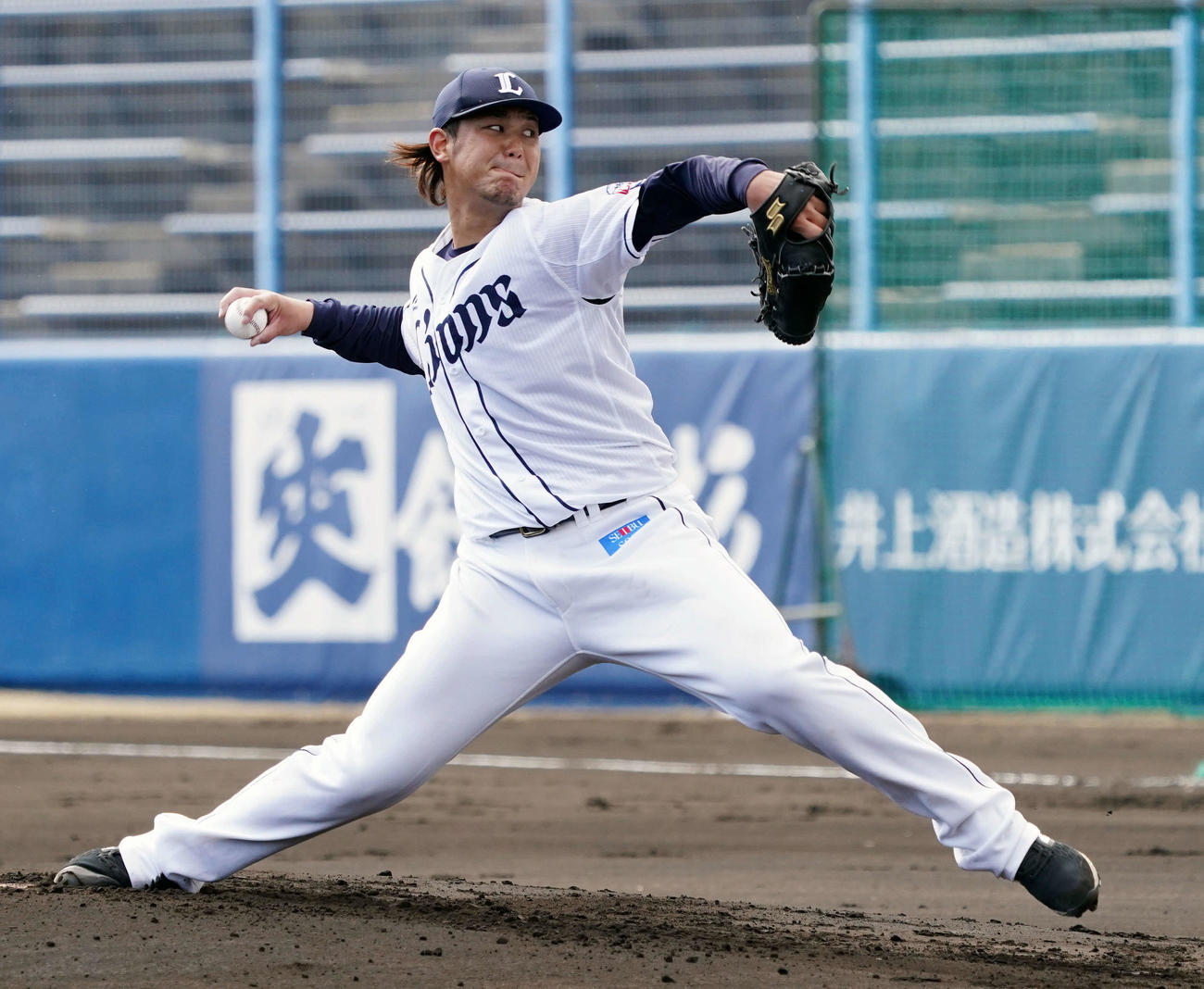 紅白戦の白組先発で力投する西武高橋（撮影・滝沢徹郎）