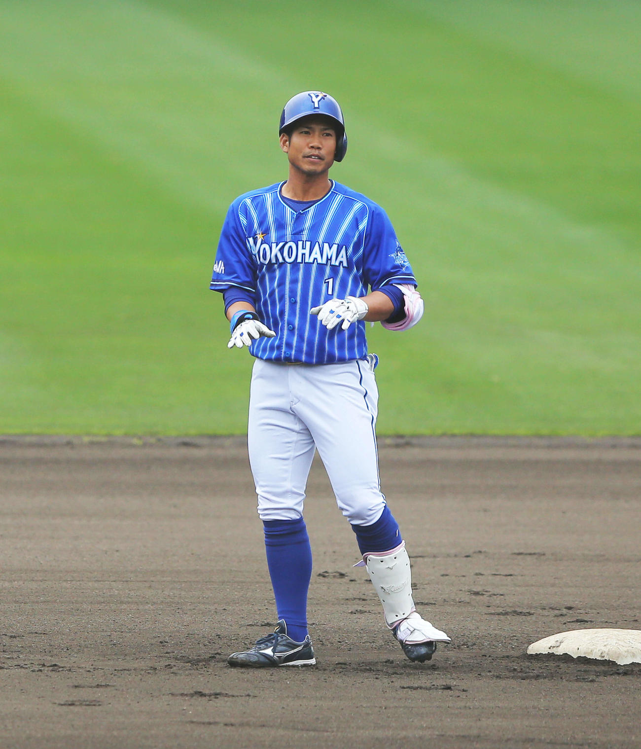 ヤクルト対DeNA 1回表DeNA無死、左翼線に二塁打を放った桑原（撮影・河田真司）
