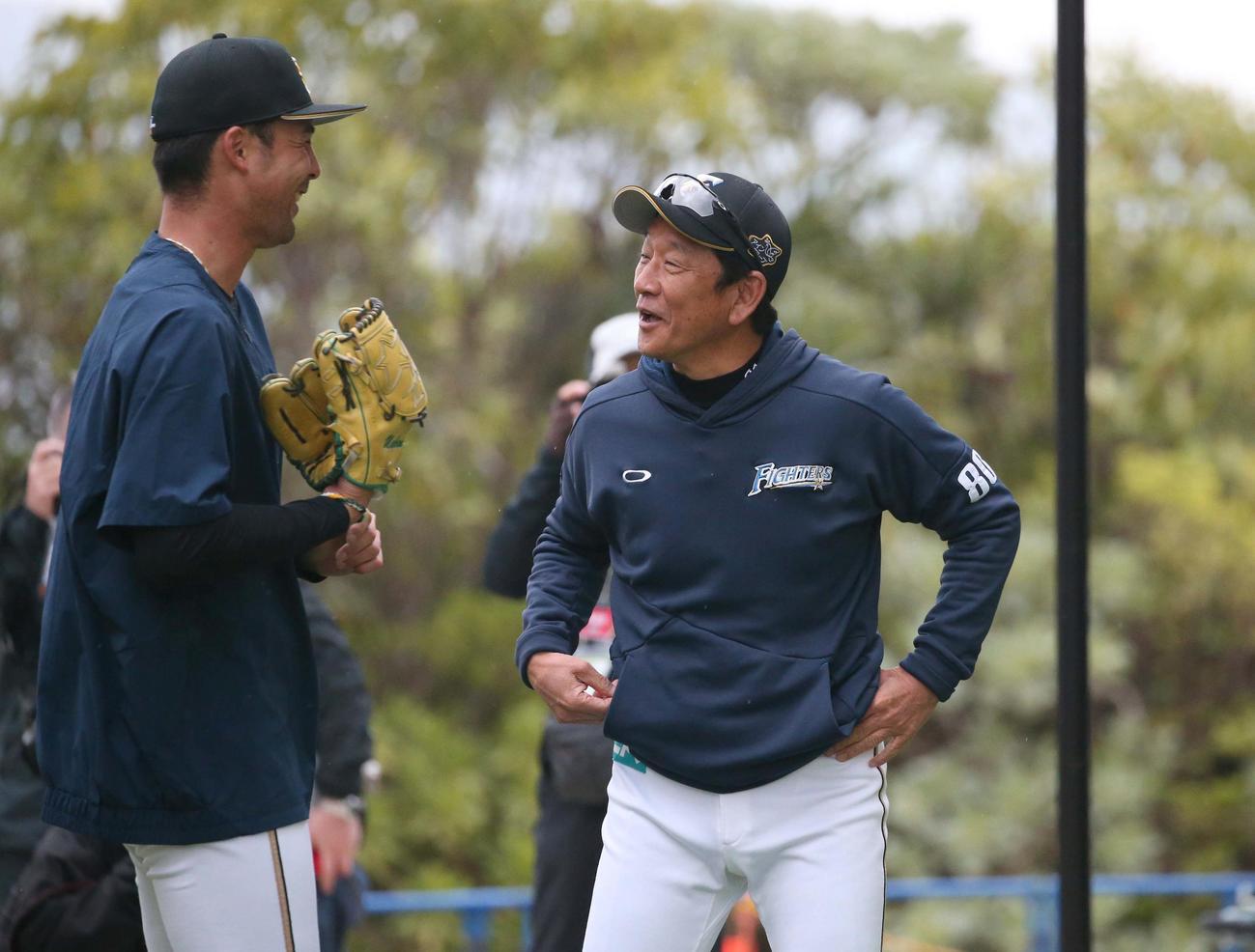ブルペンで上原（左）と話す日本ハム栗山監督（撮影・黒川智章）