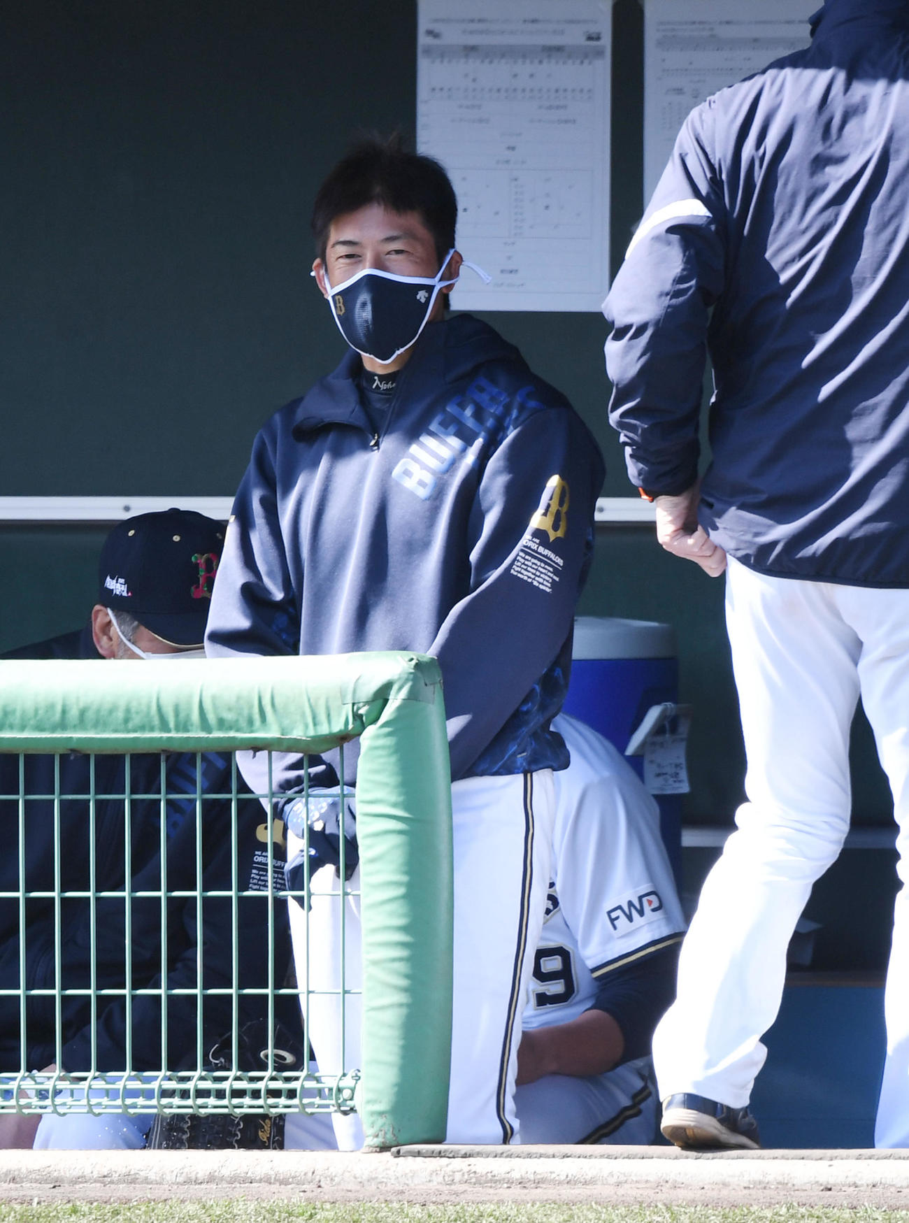 紅白戦を見る能見投手兼任コーチ（撮影・前岡正明）
