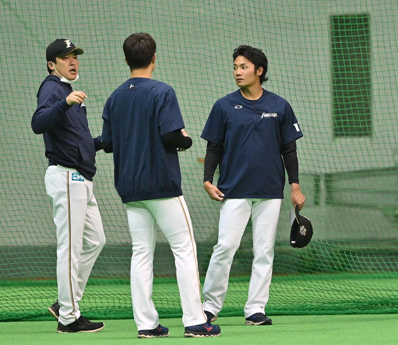 室内練習場で厚沢投手コーチ（左）らと話す伊藤（右）（代表撮影）
