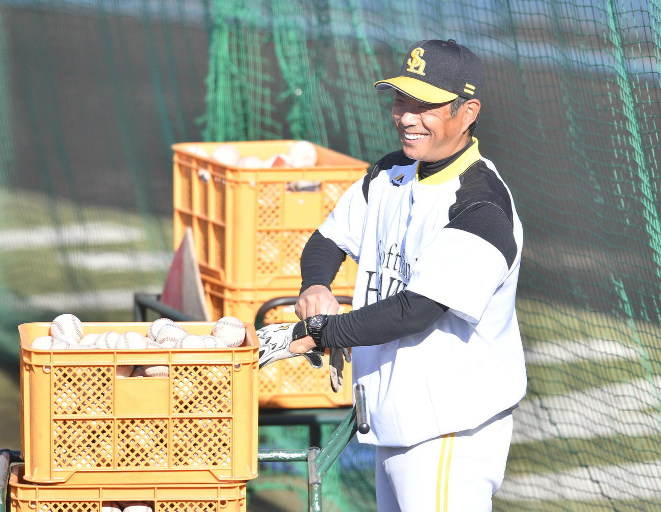 2月15日、アーリーワークで笑顔を見せる小久保ヘッドコーチ