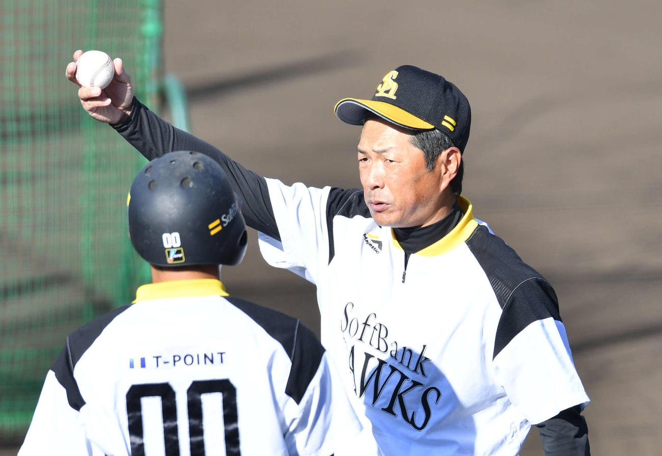 15日、アーリーワークで川瀬（左）と話す小久保ヘッドコーチ
