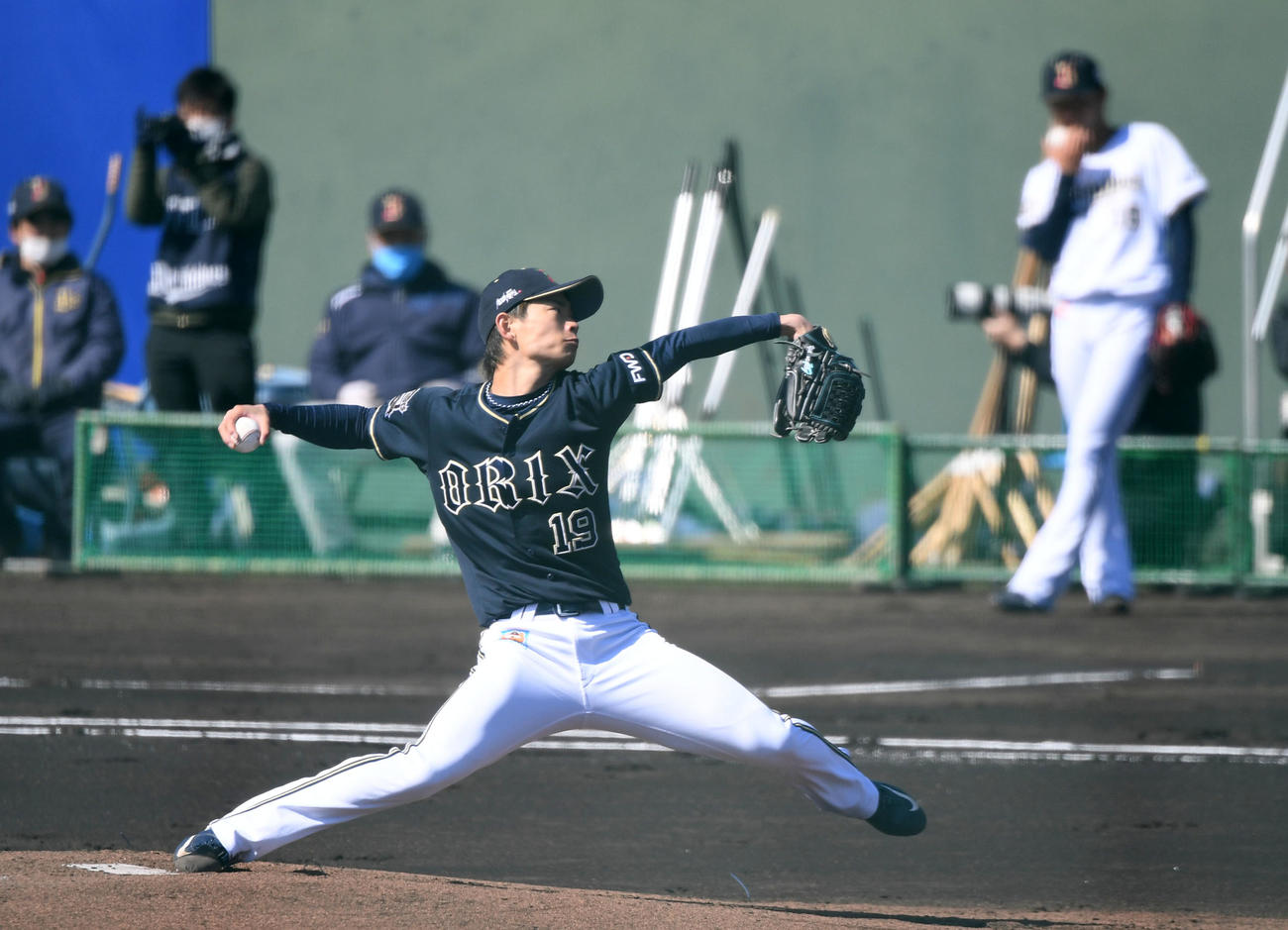 紅白戦　紅組先発の山岡。奥は山本（撮影・前岡正明）