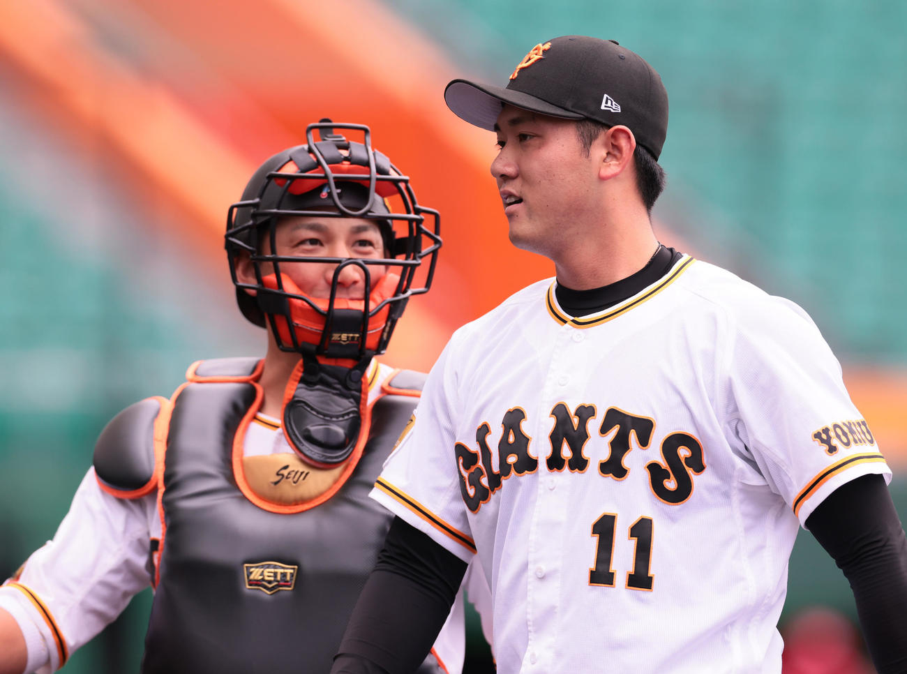 練習試合　巨人対広島　初回を無安打で終え笑顔でベンチに戻る巨人の平内（右）と小林（撮影・足立雅史）
