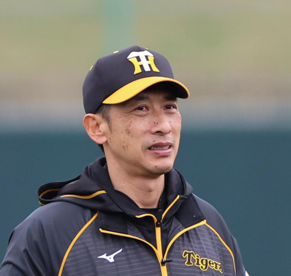 練習をみる矢野監督（撮影・清水貴仁）