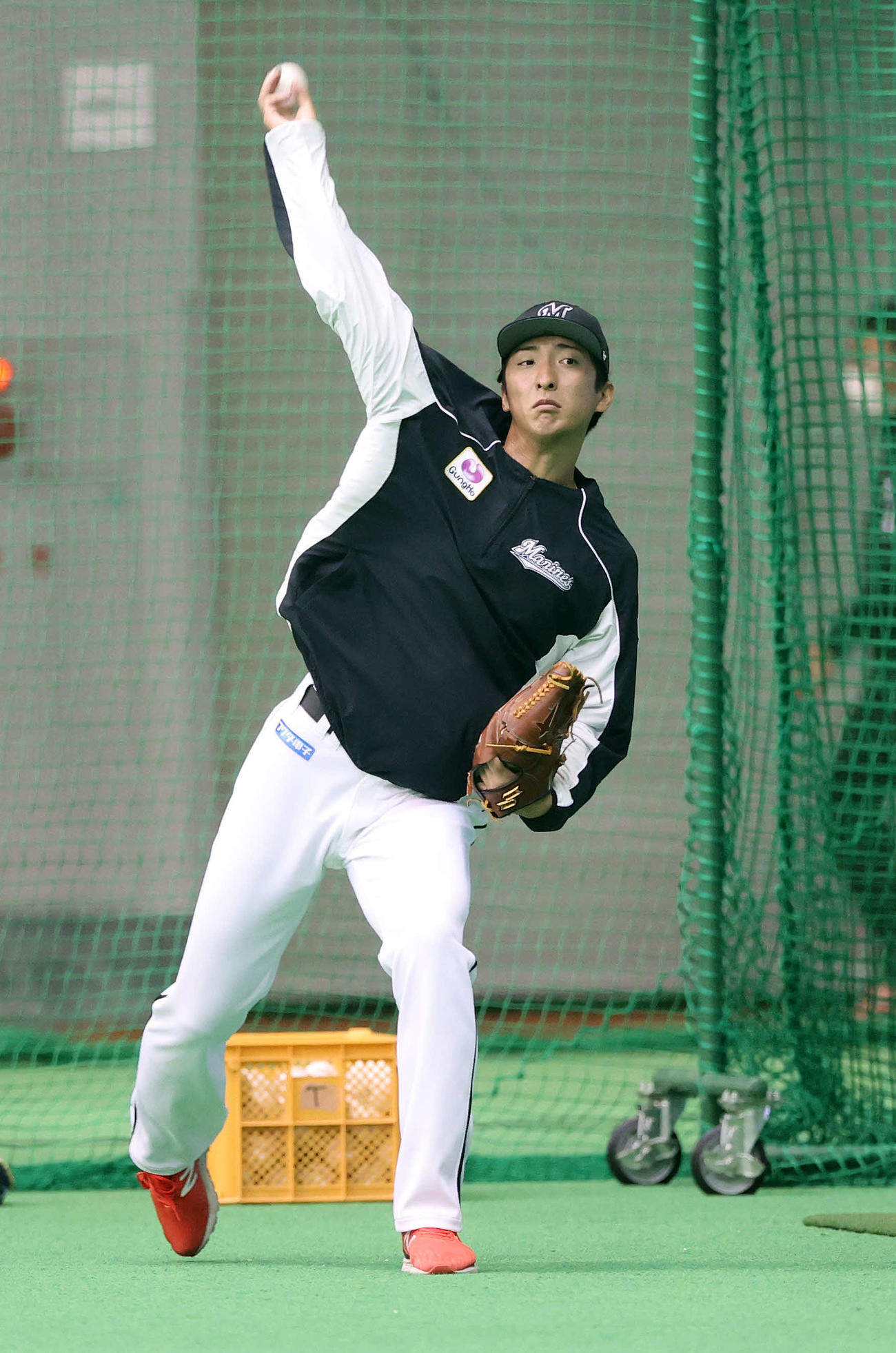 日本ハム戦が雨天中止になり室内練習場でキャッチボールするロッテ河村（撮影・鈴木正人）
