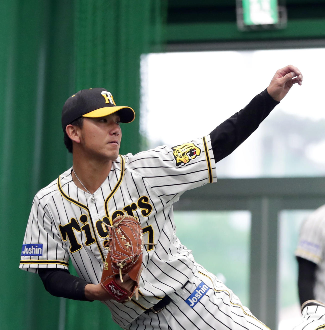 ブルペンで投球する伊藤将（撮影・前田充）
