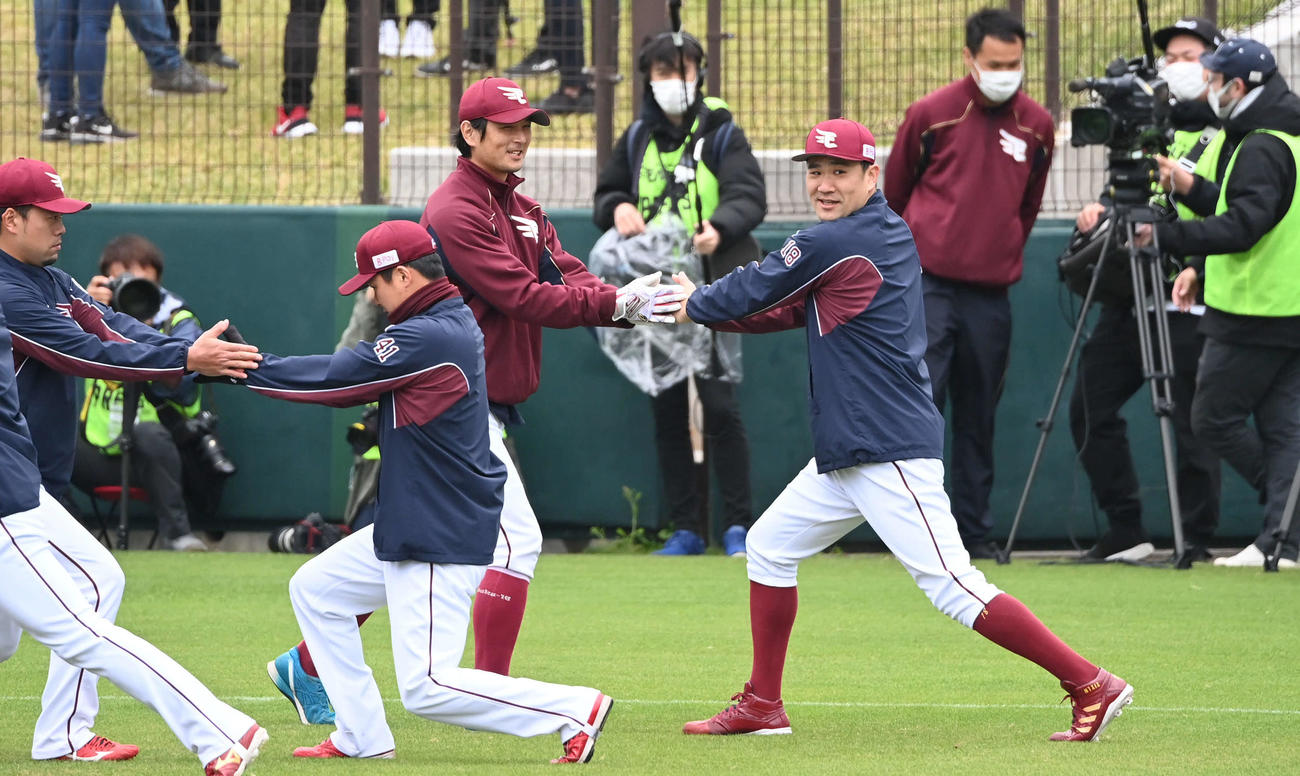 涌井（手前右から2人目）と一緒にウオーミングアップをする楽天田中将（撮影・山崎安昭）