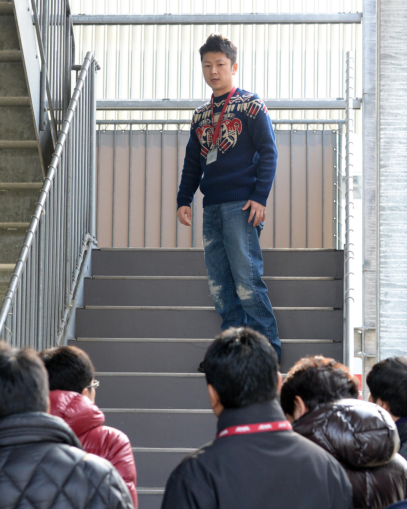 報道陣に田中将大の自主トレの内容を説明する佐藤芳記氏（2014年2月1日撮影）