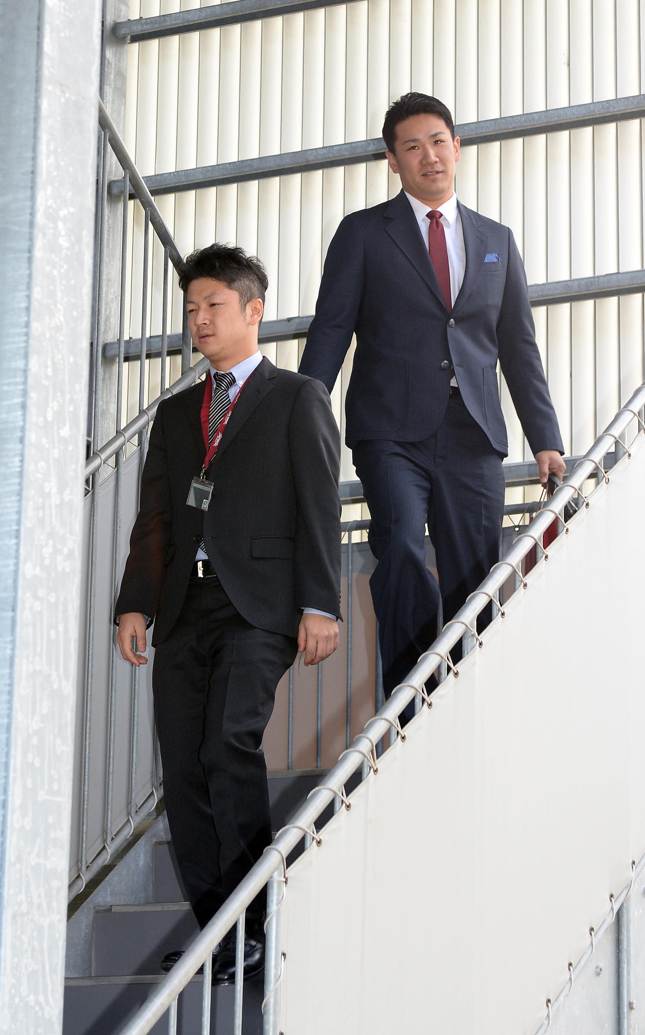 大リーグ挑戦の会見を終え引き揚げる田中将大。左は佐藤芳記氏（2013年12月17日撮影）