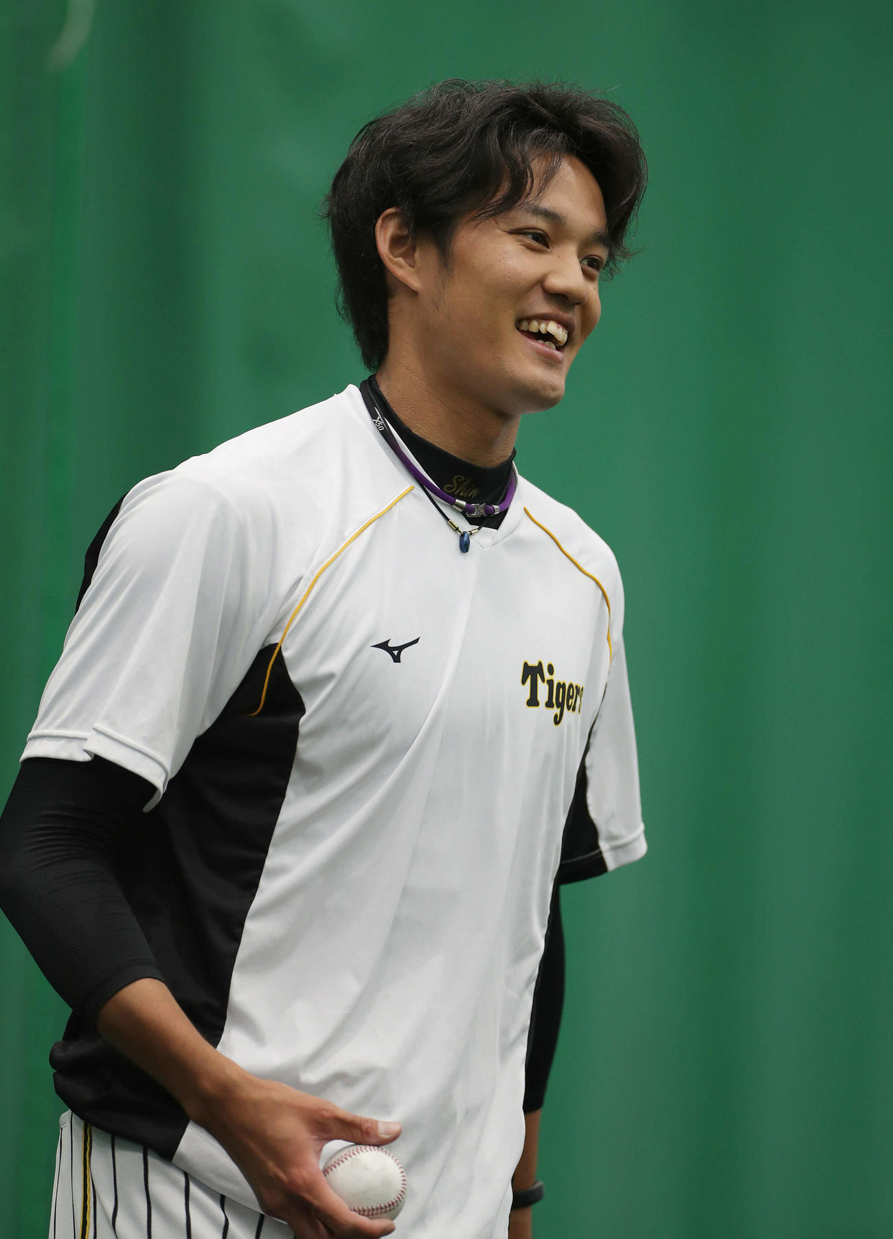 阪神春季キャンプ　ブルペンで笑顔を見せる阪神藤浪晋太郎（撮影・前田充）