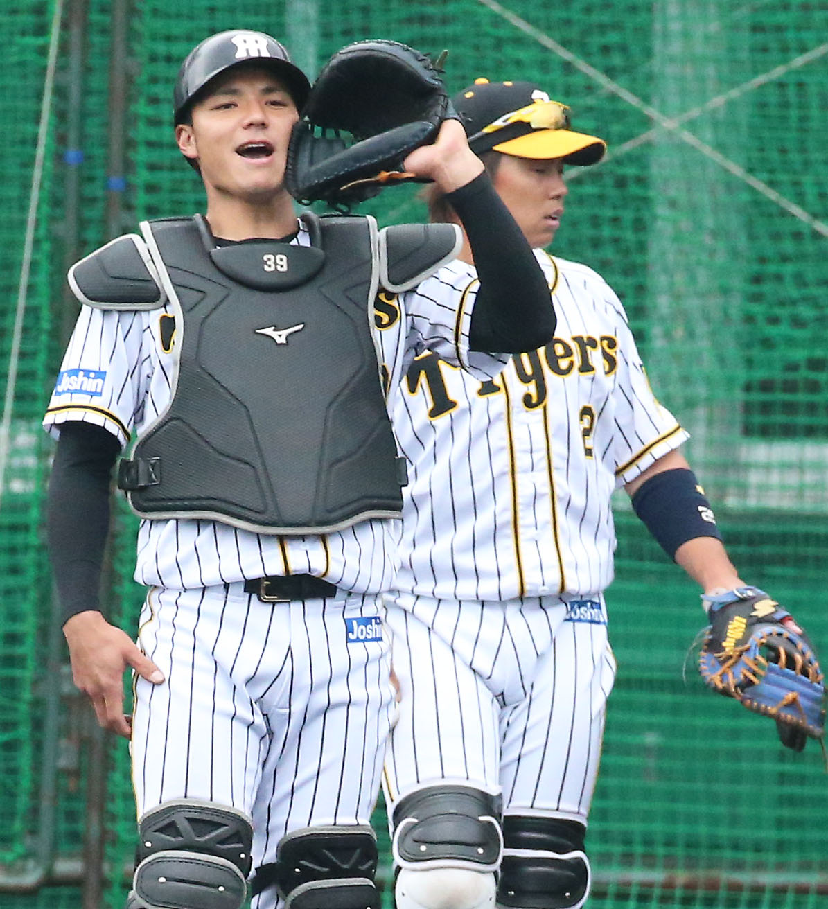 シートノックで声を出す阪神栄枝（撮影・上山淳一）