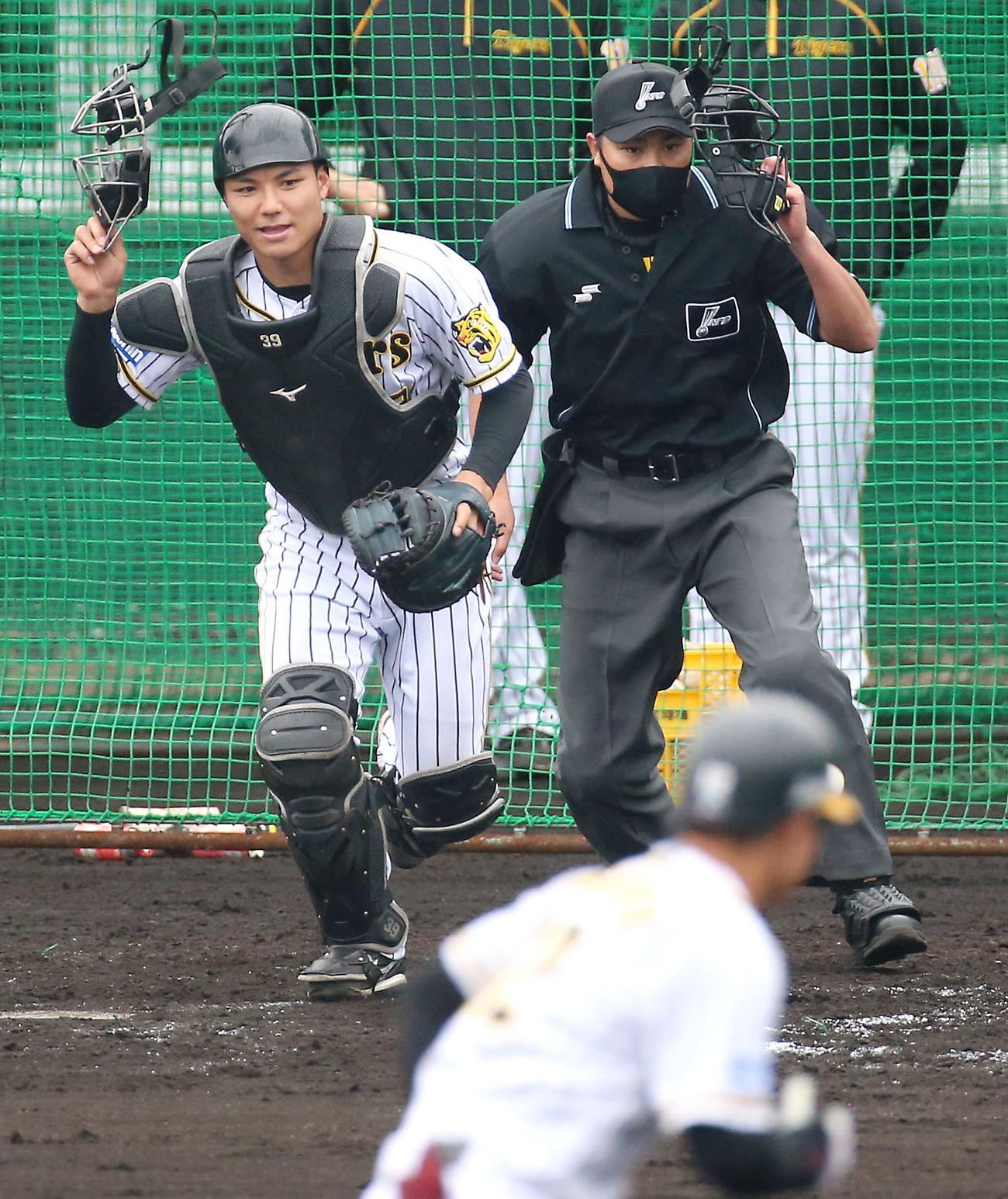 ケース打撃でマスクを取って前進する阪神栄枝（撮影・上山淳一）