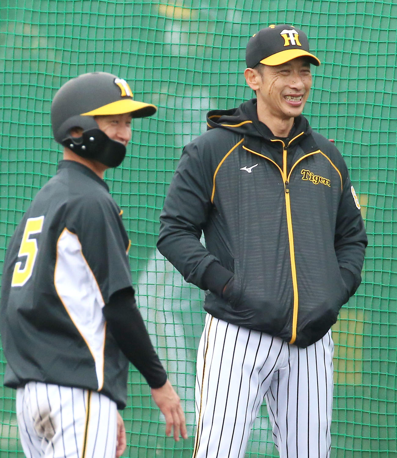笑顔を見せる矢野燿大監督（右）と近本光司（撮影・上山淳一）